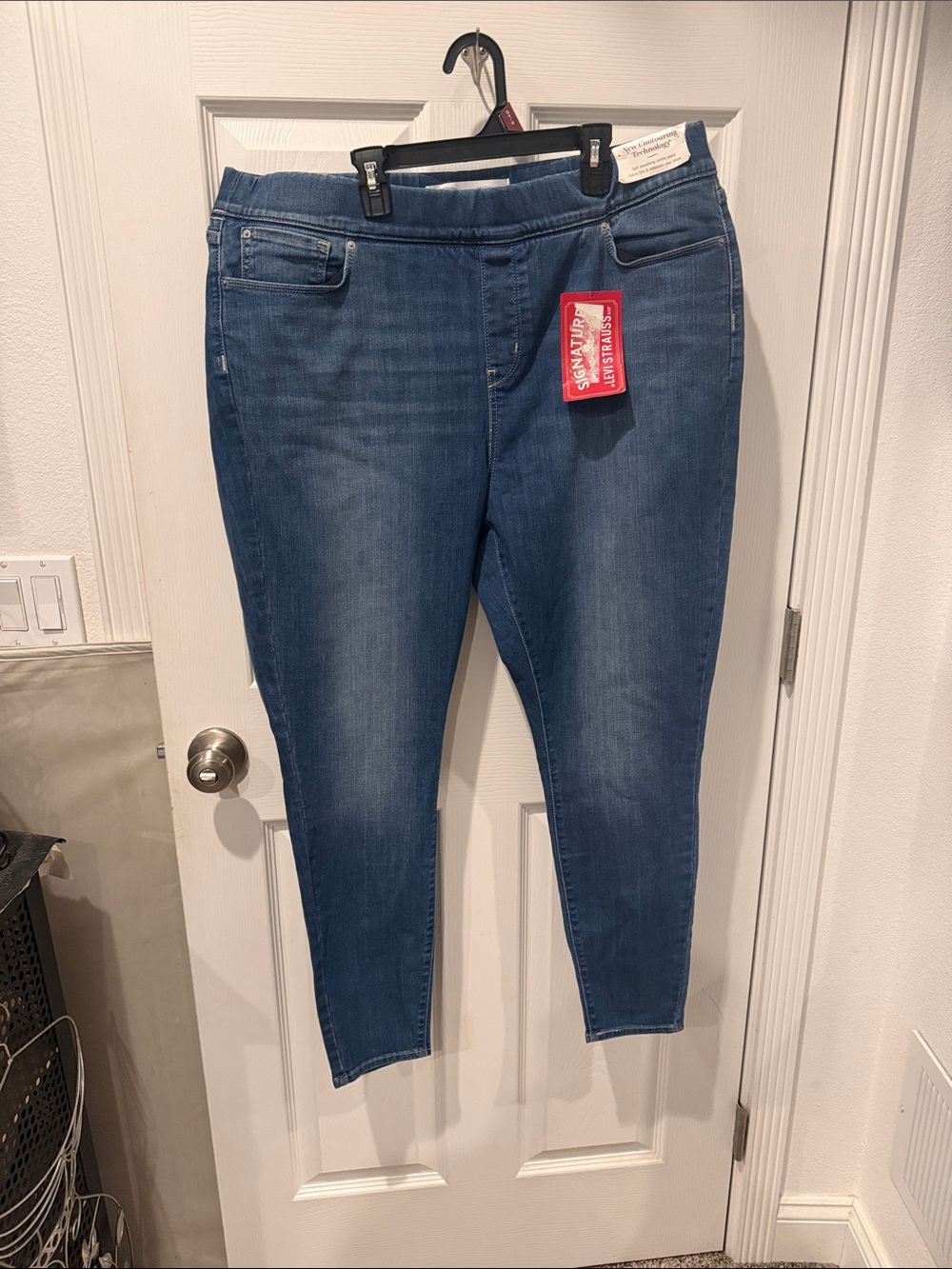 Signature Women’s Medium Blue Pull-On Stretch Jeggings